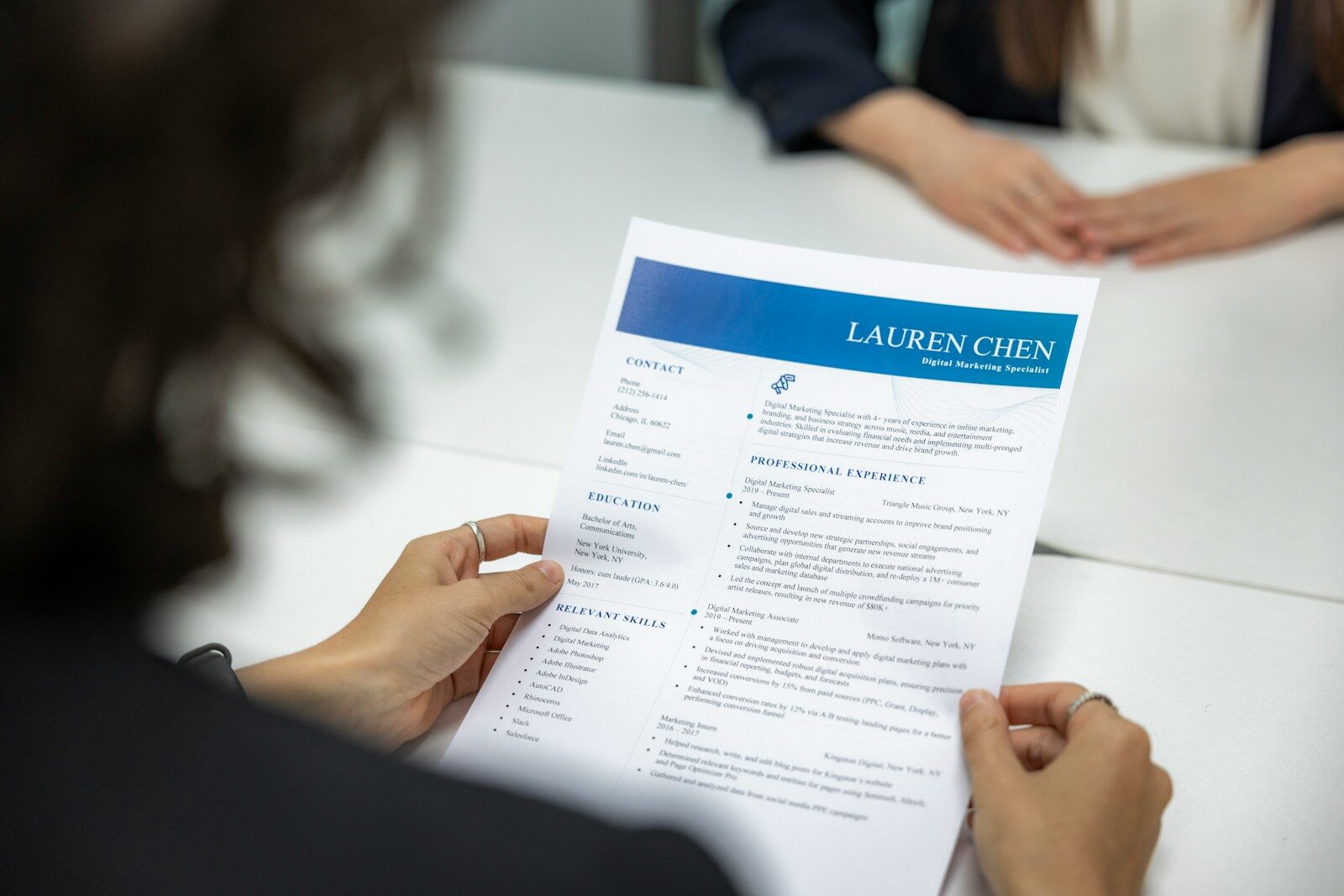 Imagem ilustrativa: Candidaturas com Lacunas no CV: Como Explicar a Paragem para Cuidar de Filhos