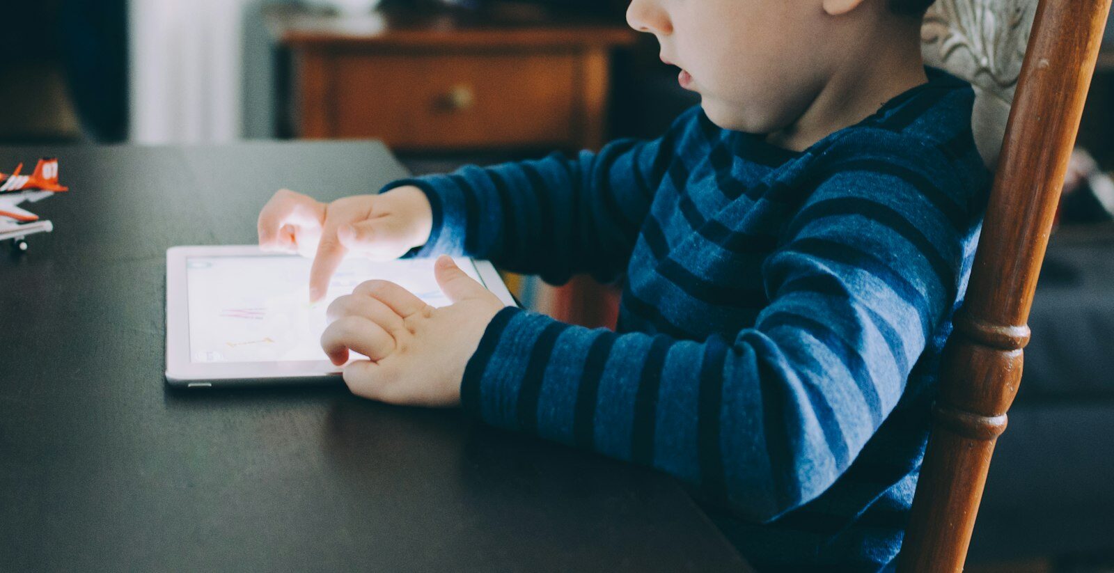 Gestão de ecrãs e tecnologia com recursos limitados